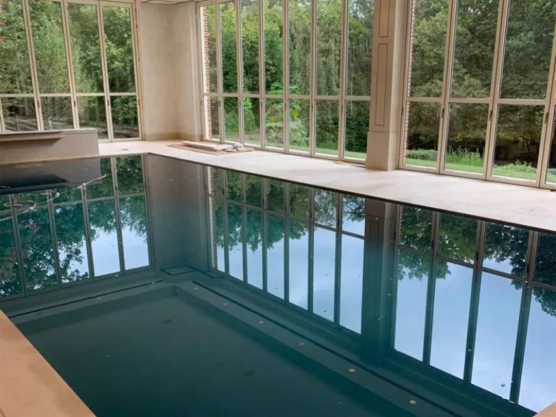 piscina-interrata-all-interno-di-una-casa-lussuosa